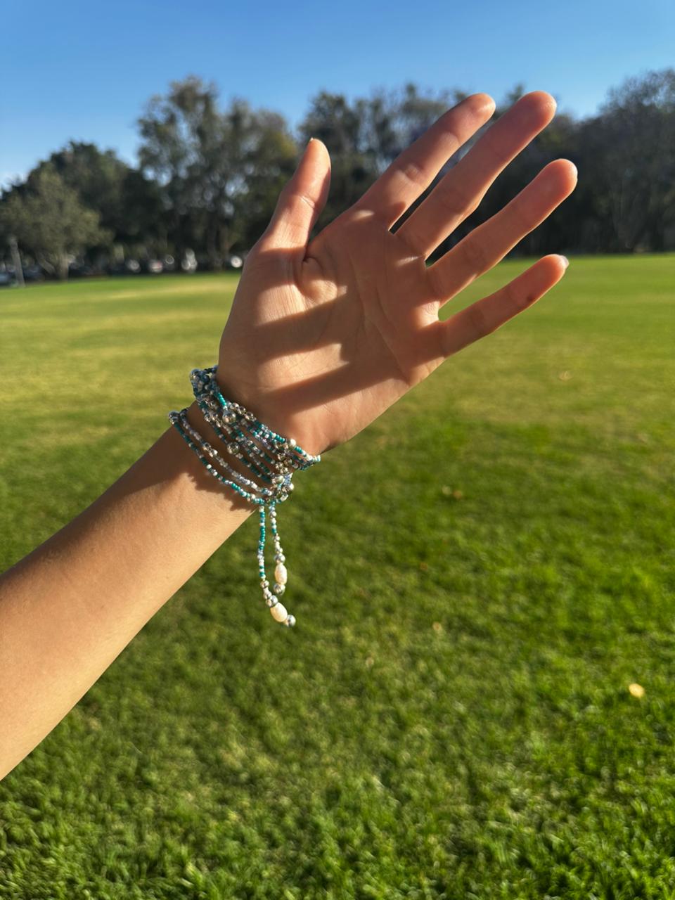 Pulsera turquesa mano al cielo