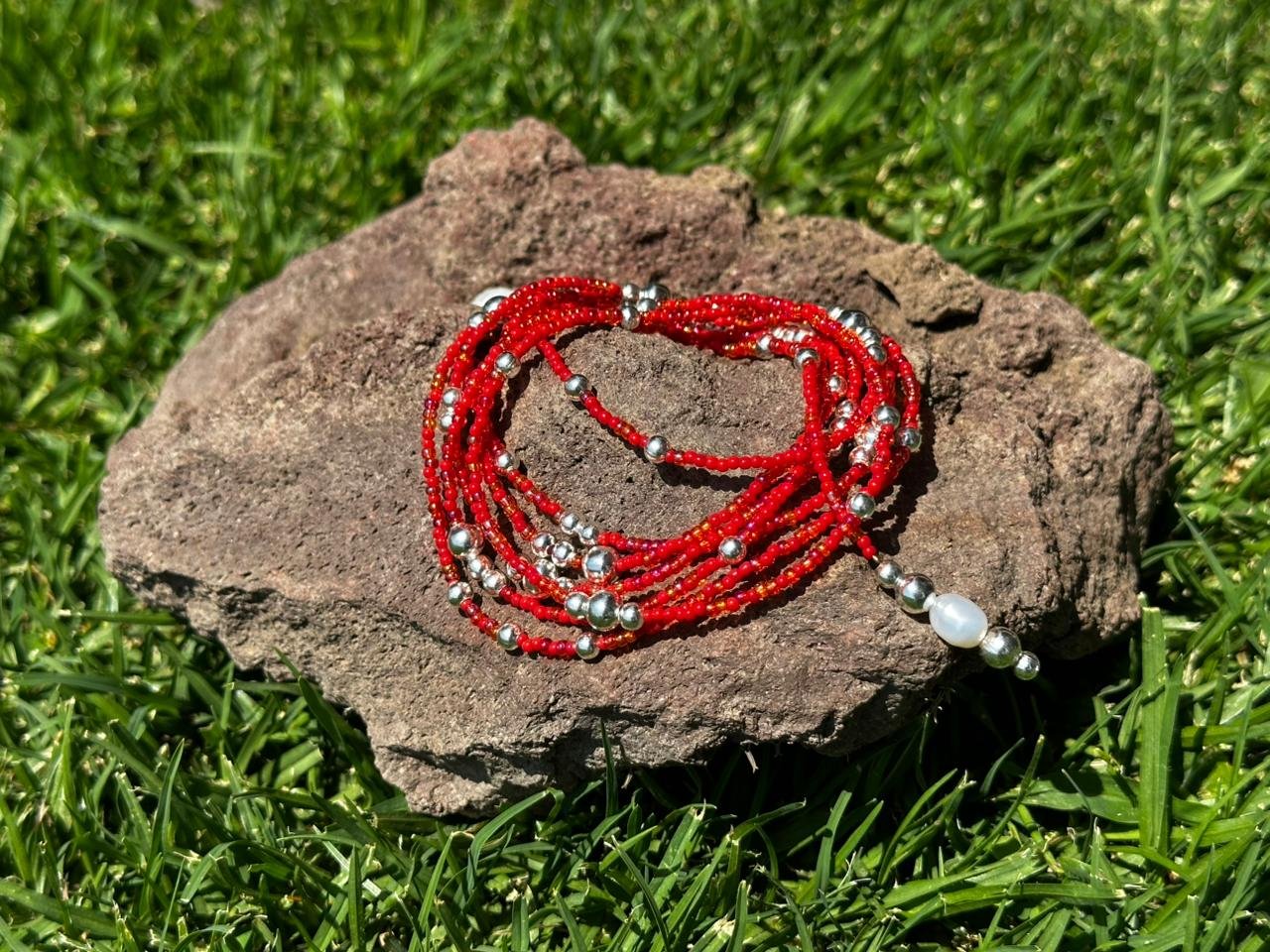 Pulsera Brasa Roja sobre piedra